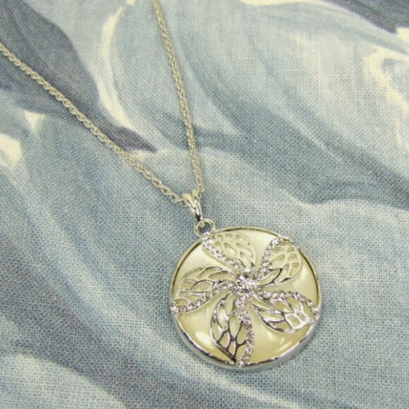 Flower round pendant with crystals set into it and on top of a white setting - Picture 5 of 7